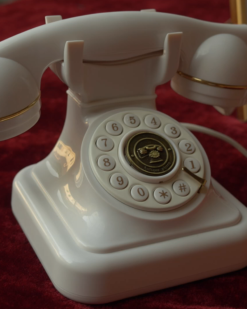 Téléphone (livre d'or audio) posé sur une table, permettant aux invités de laisser des messages audios aux mariés