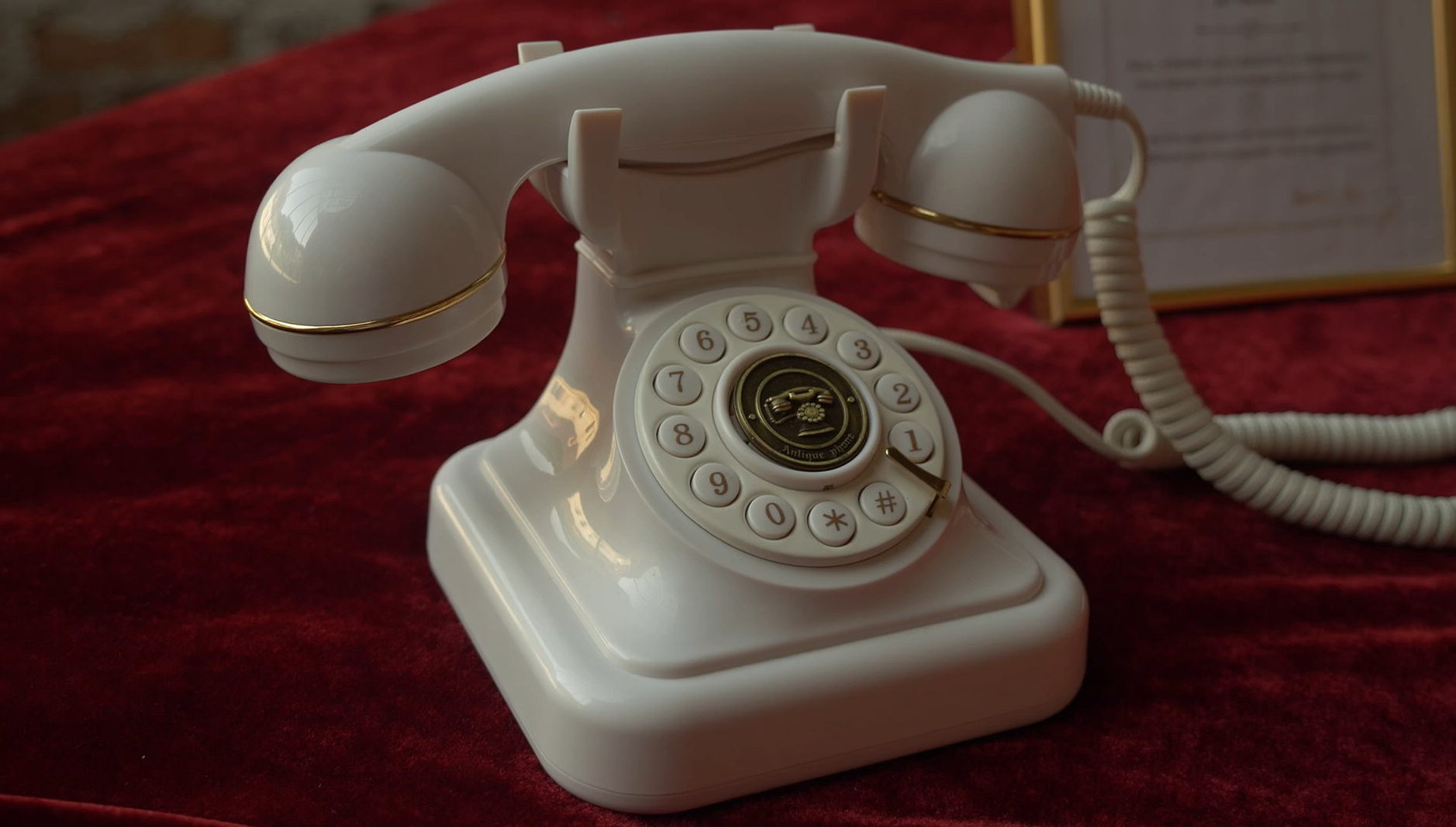 Téléphone (livre d'or audio) posé sur une table, permettant aux invités de laisser des messages audios aux mariés