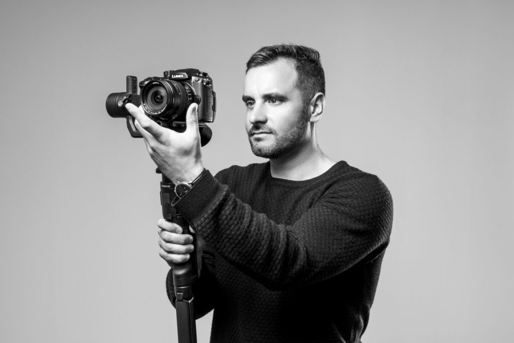Portrait professionnel de Julien Soudant, vidéaste, filmant avec sa caméra sur stabilisateur